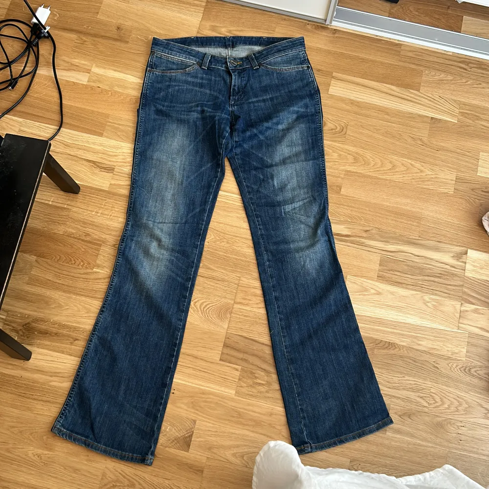 Säljer mina superfina lågmidjade wrangler bootcut jeans då de tyvärr är för små för mig💕Storleken är 29/34 men dem är små i storleken! Skriv för mer bilder eller info💕Köpare står för frakt, pris kan diskuteras . Jeans & Byxor.