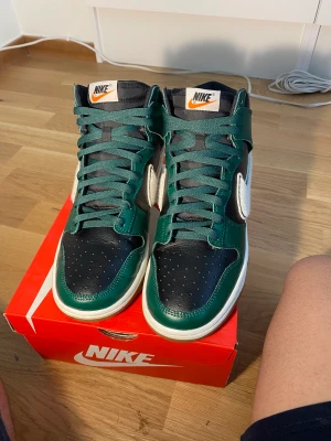 nike dunk grön och svart - nike dunk grön och svart sparsamt använda storlek EU 44