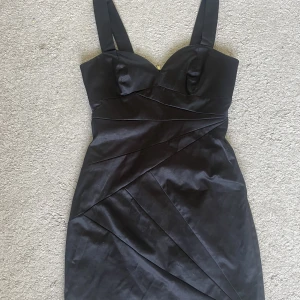 Satin klänning - Jättefin kort satin klänning från H&M. Köpte den second hand men den passade tyvärr inte mig
