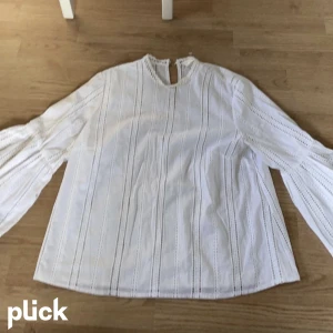 H&M blus - En jätte fin och vacker blus ifrån H&M, perfekt nu till sommaren! 💗☺️