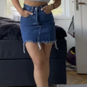 Levis jeanskjol - En jättefin jeanskjol från Levis i storlek w25. Endast använd fåtal gånger och är som ny. 