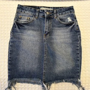 Jeanskjol - Jeanskjol i bra skick. Den har inte mycket stretch i sig och har varit sådan sedan jag köpte den. Passar XS och XXS, beroende på ifall man vill ha den tight eller lös.