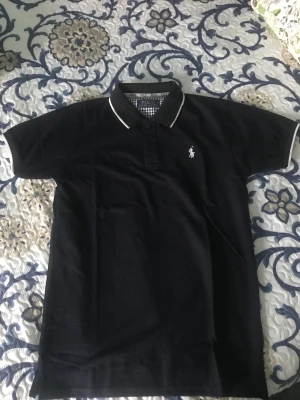 Polo Ralph Lauren Piké - Väldigt fin pike från Polo Ralph Lauren i storlek S i marinblå färg.  Nyskick! 