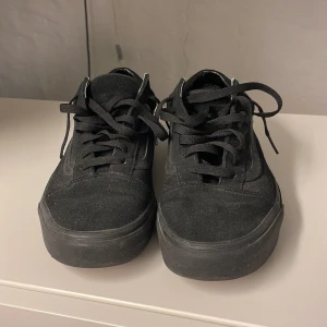 Vans skor - Detta är ett par svarta vans skor som är i relativt bra skick, inget söndriga utan mer lite smutsiga som säkert går att få bort. Storleken är 44.5 