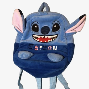 stitch ryggsäck  - NYTT SÄNKT PRIS! thriftad, går inte att hitta online. sjusterbara band med en stor öppning samt en mindre ficka där fram<3
