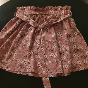 Kjol - Kjol, rosa med blommor, jättesöt, band i midjan, storlek L, stretchig, så M/L