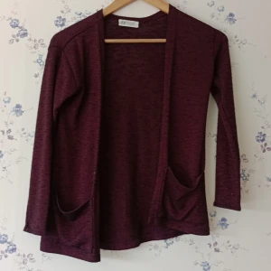 Tunn kofta - En kofta med fickor, mycket tunn och använd ett fåtal gånger. Köparen betalar frakt 