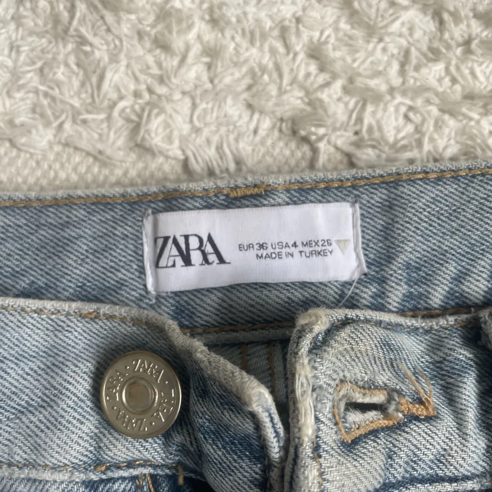 Jättecoola midwaist bootcut/raka jeans från zara! . Jeans & Byxor.