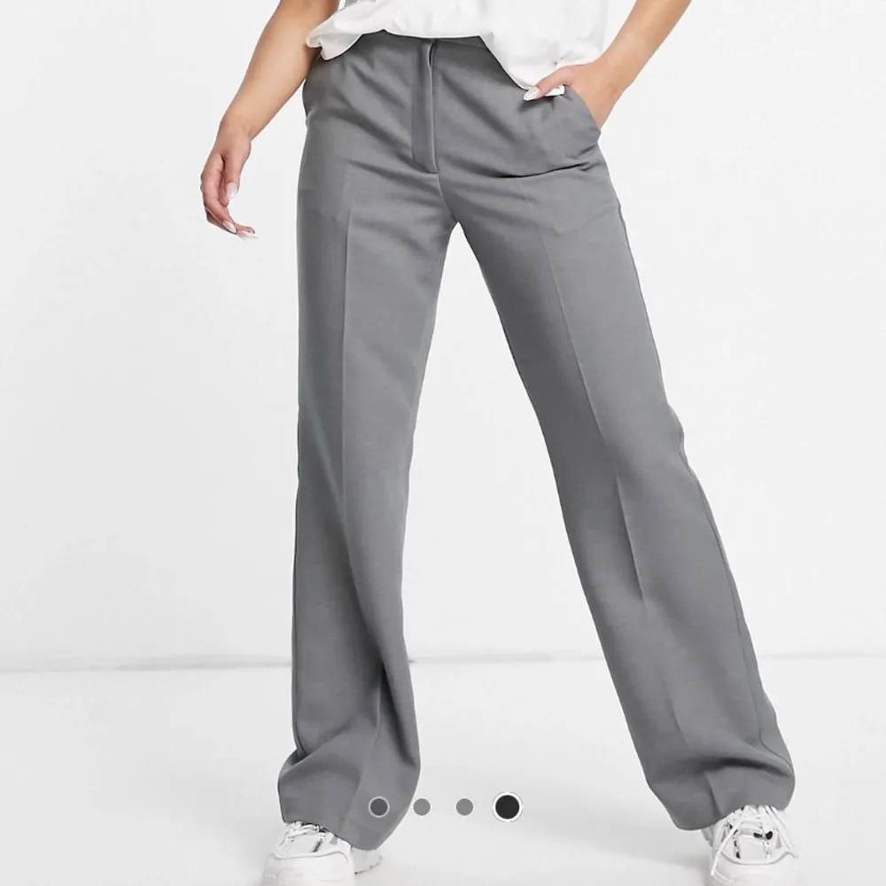Säljer ett par skitsnygga gråa kostymbyxor som tyvärr är för små för mig, mellanhög midja, passar någon som är ungefär 160-165 cm, . Jeans & Byxor.