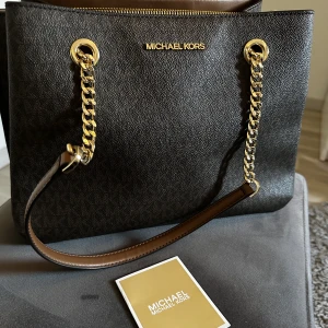 Väska - Helt ny MK väska, aldrig använd! Fint skick och får plats med mycket saker. Säljer för mycket billigare pris.