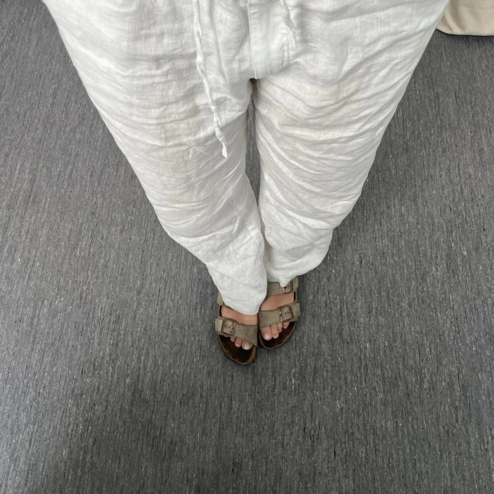 Snygga vita linnebyxor från house of sthlm, nypris 650 🫶🏽perfekta till sommaren, strl M men passar både S/M. Jeans & Byxor.