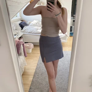 stradivarius kjol xs - använd 1 gång skriv t mig om du har frågor elr fler bilder🩵