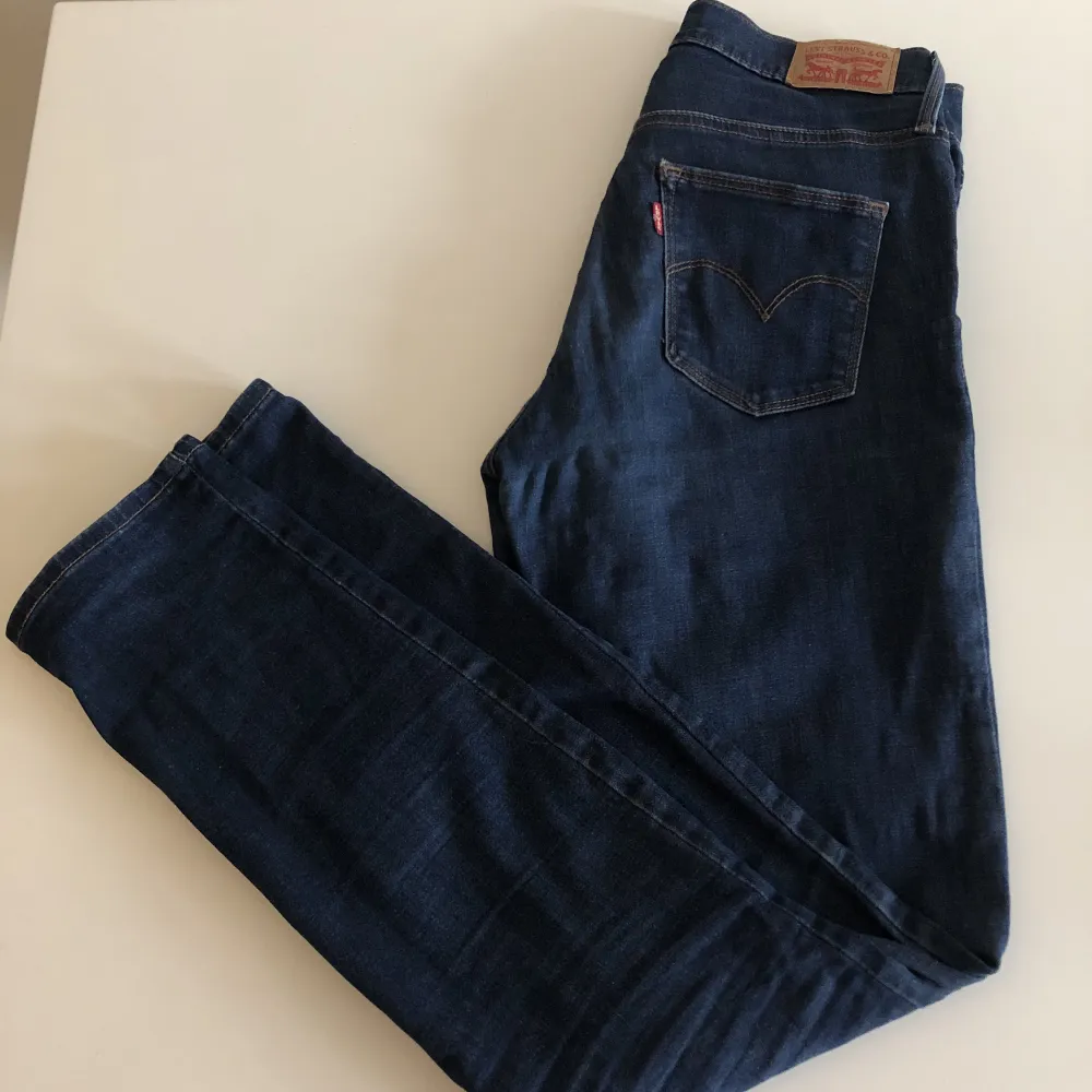 Säljer mina Levi’s jeans för att de ej kommer till användning längre. Jeansen är i storlek 28 och är mid waist. . Jeans & Byxor.