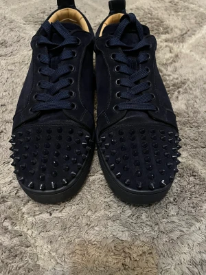 Christian Louboutin - Säljer nu mina skor som jag har haft ett tag men är i fint skick. Snören, taggar och sånt kommer men boxen kommer tyvärr ej med då pappa råka kasta den för ett tag sedan. 