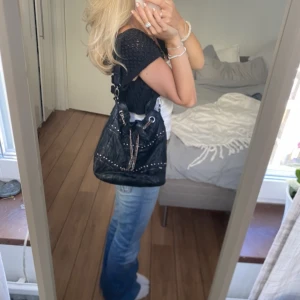 Väska - Säljer denna snygga väska. Kedjan kan man dra in, så den kan hänga ut hur mycket eller lite man vill. Bandet går även att justera. Har du någon fråga är det bara att höra av sig🫶🏻