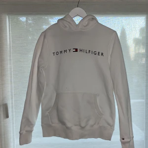 Tommy Hilfiger  - Tommy Hilfiger hoodie, passform S men passar M(stor passform). Skick 9 av 10. Nypris 1199 kr,  mitt pris 499 kr.  Pris går att diskuteras 