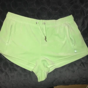 Juicy shorts  - Skönt matrisl, bra till sommaren. Plus helt nya. Inte använt de 