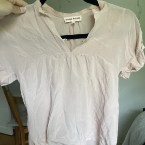 Blus - Jag säljer en jättefin rosa blus i 100% silke. Den är för liten för mig, men förhoppningsvis kan den komma till användning igen!🥰☺️