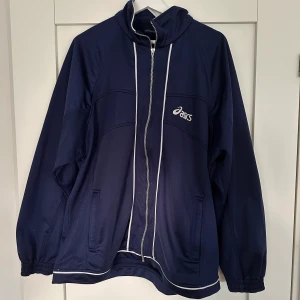 Asics jacka - Jacka från Asics köpt på Humana, storlek L 💙
