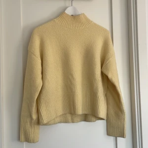 Söt stickad tröja  - Så fin tröja från & other stories. Så fin färg (bild 2). Bra skick förutom lite nopprig på insidan men inget som syns utåt.