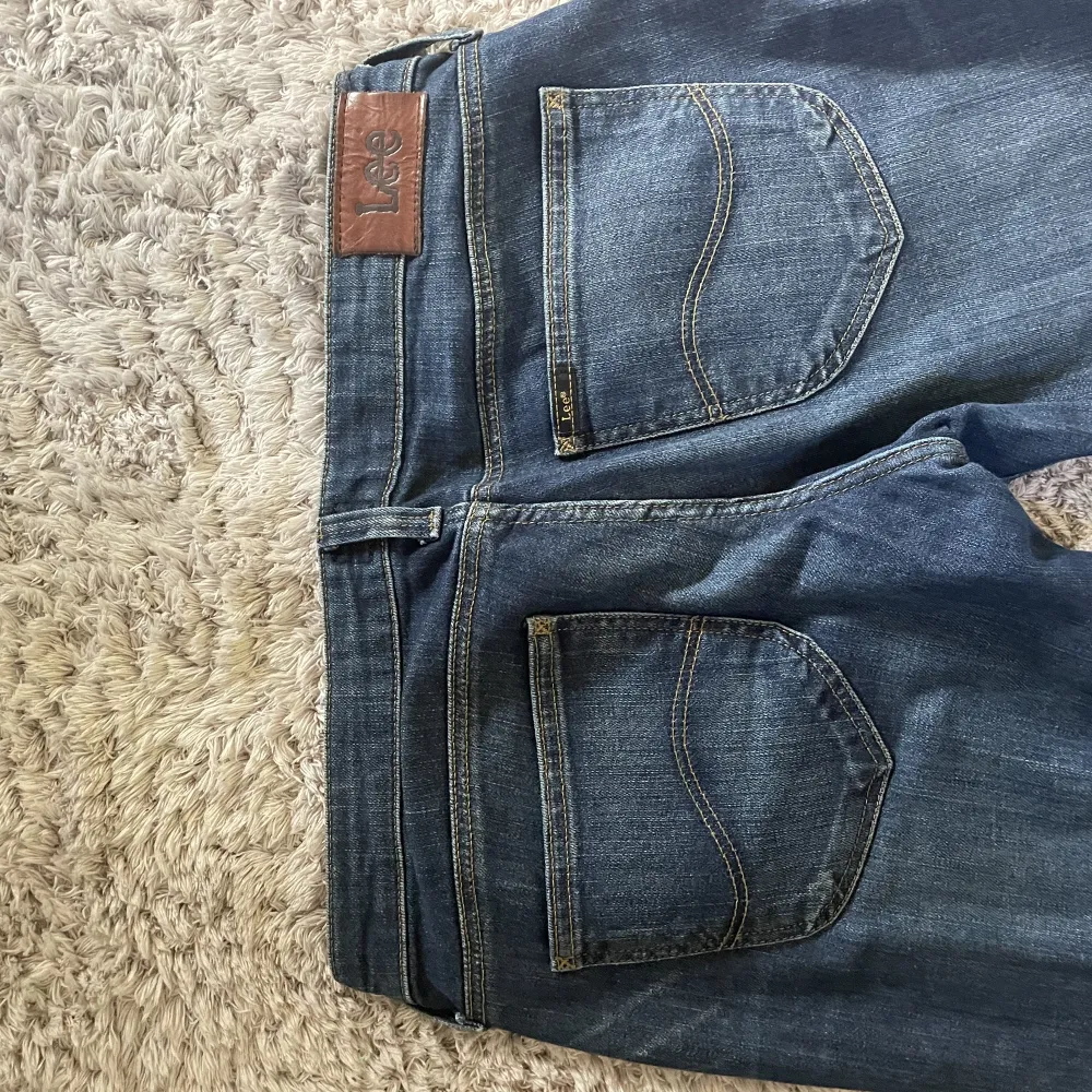 Supersnygga lågmidjade Lee jeans som är straight leg💕💕 Skriv för frågor💕. Jeans & Byxor.
