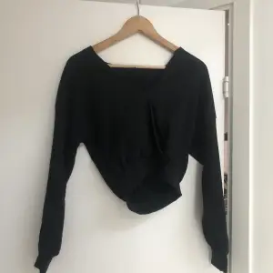 En svart tröja som inte kommer till användning, från gina. Storlek XS