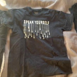 Bts t-shirt - Köpte den på en officiell pop up shop i London 2019. Knappt använd. Stel bomull liknande material. 