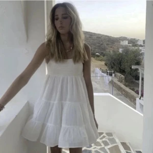 Vit zara klänning - (LÅNAD BILD) säljer exakt denna klänning i fint skick! Ifrån zara stl Xs!