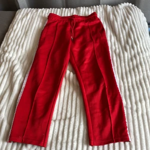 adidas byxor - röda adidas byxor❤️