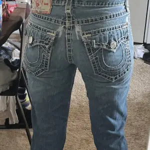 Jättesnygga True religion jeans i storlek 31, 40 cm i tvärs över och 78cm innerbenslängd