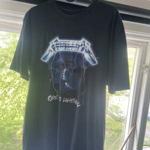 T-shirt från HM med Metallica tryck! Mycket snygg och görs inte längre 