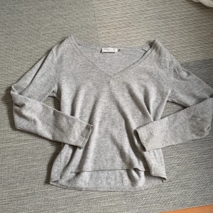 Stickad tröja - Jätte fin tröja i väldigt skönt material från märket Rosemunde. Köpt i vintras men endast använd ett par gånger då den tyvärr är lite för stor. Inga defekter och det är bra kvalitet. Köpt för 400 kr. Skriv om ni är intresserade eller vill ha flera bilder