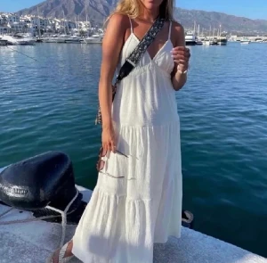 Klänning - Superfin långklänning från Bikbok. Köpt här på plick men kommer tyvärr inte till använding🩷  Köparen står för frakten 🥰  (Bilderna är lånade) 