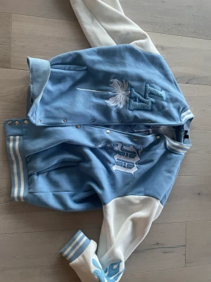 Varsity jacket/universitetsjacka - Snygg varsity jacka i fint skick. Sköpte själv här på plick men kom tyvär inte till användning. Skriv för frågor!