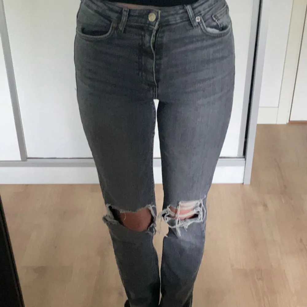 Säljer mina gråa jeans med slit från Zara 🙌🏼 Dom är lite slitna vid fötterna eftersom att dom är långa men det är inget man tänker på. Dom sitter bra runt midjan och är i bra passform. . Jeans & Byxor.