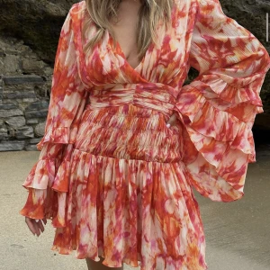 Sanna x NAKD klänning - Tänkte kolla intresset på denna slutsålda klänning från NAKD, den är oanvänd och prislappen sitter kvar, storlek 40. Den kostade 600kr så buda från det.