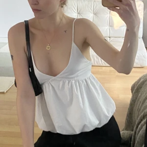 Zara topp - Fin topp från Zara! Den har en liten fläck men som knappt syns (skriv för bild) frakt tillkommer🌸🌺