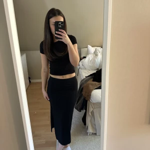 svart långkjol - Svart långkjol med slits 💕