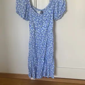 Söt blå blommig klänning från Lindex i storlek xs, perfekt till sommaren