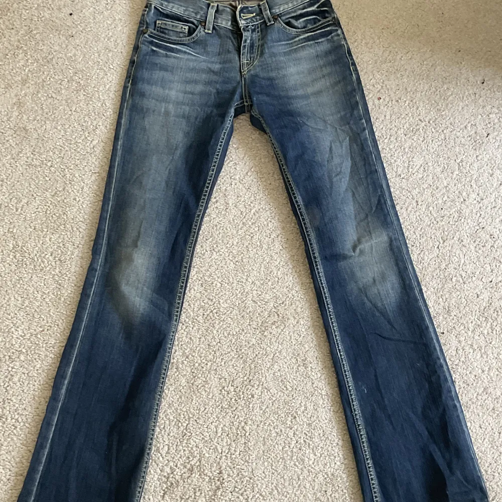 Jätte snygga utsvängda Fornarina jeans som tyvär inte kommer till användning, kontakta för mer bilder eller information. Jeans & Byxor.