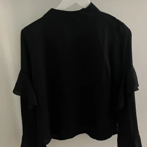 Svart blus med volangarmar - Fin svart blus från veromoda i strl XS