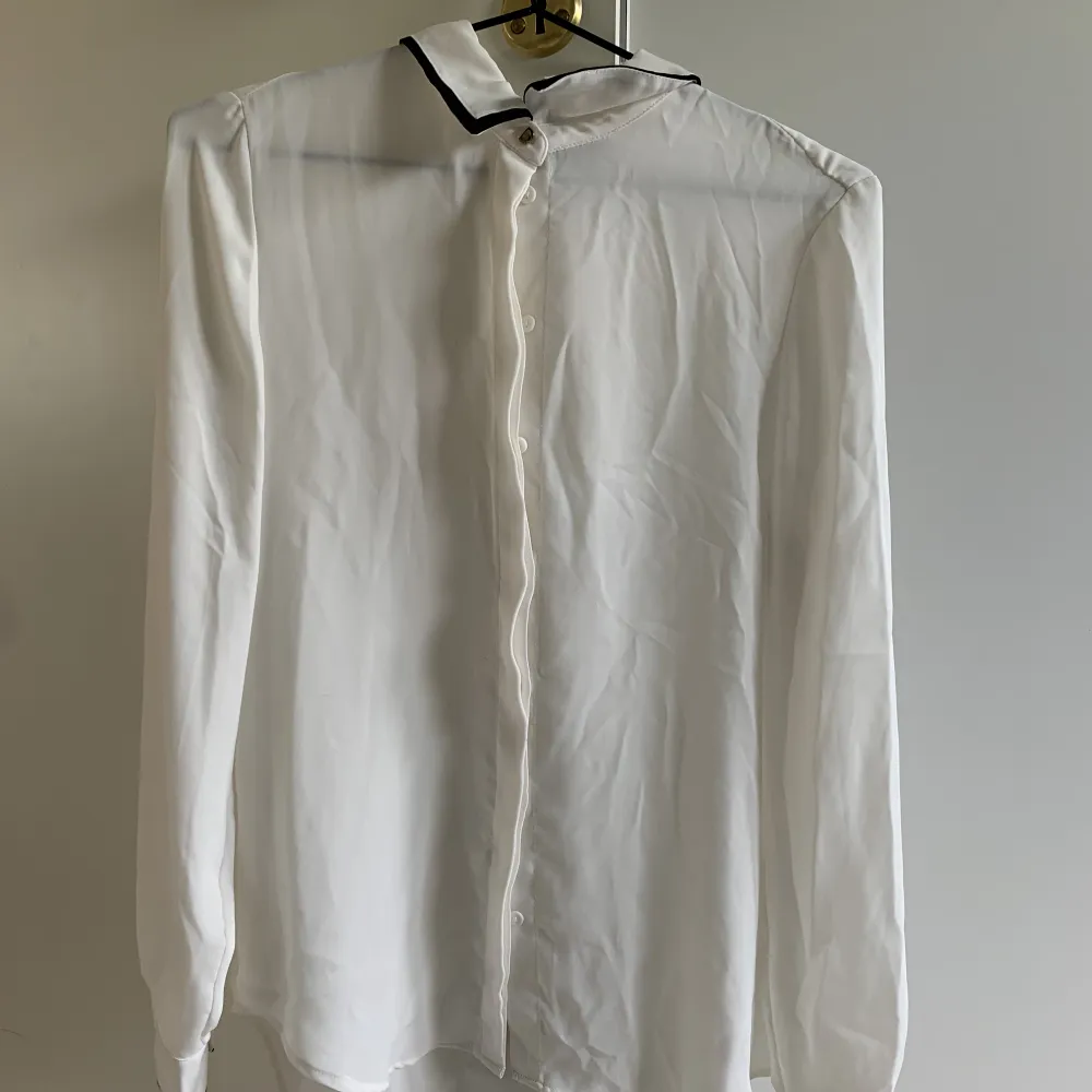 Vit sidenskjorta från H&M. Använd max 3 gånger. Säljer då jag inte får användning för den . Skjortor.