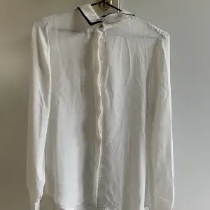 Vit sidenskjorta från H&M. Använd max 3 gånger. Säljer då jag inte får användning för den 