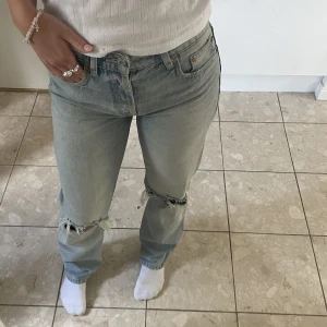 Fina ljusblåa slitna jeans - Så snygga ljusblåa slitna jeans som sitter perfekt!!! Säljs då de inte kommer till användning längre