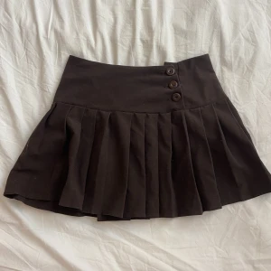 lågmidjad brun minikjol - säljer denna lågmidjade, bruna tenniskjol!🌟💘 midjemått (rakt över): 39 cm 