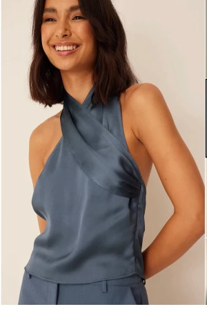 Klara Montes x Nakd satin top - Jättefin blå satin topp, helt oanvänd pga lite liten💕