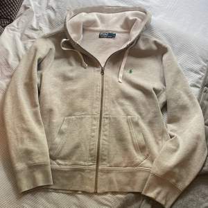 Ralph lauren zip hoodie i storlek L i bra skick. Köpt för ca 1700