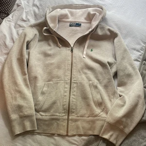 Ralph Lauren Zip hoodie - Ralph lauren zip hoodie i storlek L i bra skick. Köpt för ca 1700