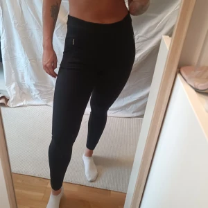Dressade leggings  - Dressade leggings med hög midja från HM. Fake fickor med guldig dragkedja. Använda en gång.