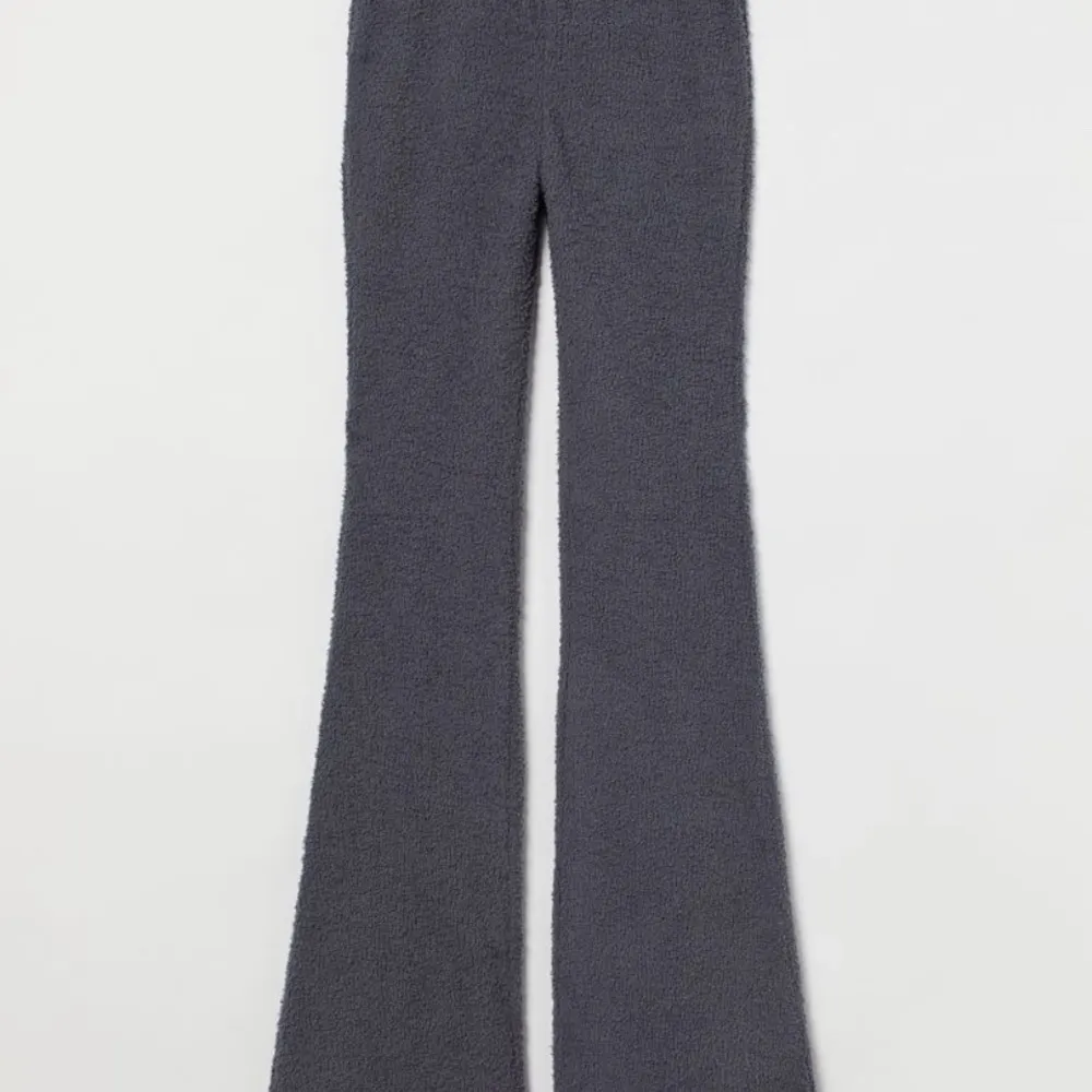 Säljer dessa supersöta och sköna byxorna från H&M som liknar SKIMS knit pants. Lite för små för mig, vilket är anledningen till att jag säljer dem. Varan är i bra skick och har inget tecken på användning 🫶🏼. Jeans & Byxor.